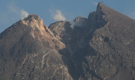 Aktivitas puncak Gunung Merapi mengeluarkan asap putih terlihat dari Balerante, Kemalang, Klaten, Jawa Tengah, Selasa (19/2/2019). 