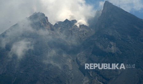 Aktivitas puncak Gunung Merapi mengeluarkan asap putih terlihat dari kawasan Kalitalang, Balerantai, Kemalang, Klaten, Jawa Tengah, Selasa (20/8/2019).