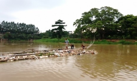 aktivitas pungut sampah Cisadane