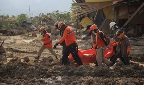 Aktivitas relawan membantu evakuasi korban di wilayah Petobo, Palu, Sulawesi Tengah.