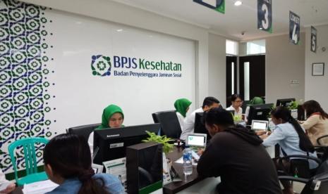 Aktivitas rutin di Kantor Badan Penyelenggara Jaminan Sosial (BPJS) Kesehatan.