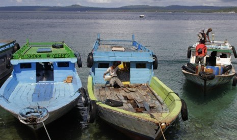 Aktivitas sejumlah anak buah kapal (ABK) motor penyeberangan dengan rute Kupang-Pulau Semau pulang pergi (PP) di pelabuhan Tenau Kupang, NTT, Kamis (11/2).