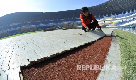 Aktivitas Seorang pekerja mempersiapkan Stadion Gelora Bandung Lautan Api (GBLA) untuk PON XIX Jabar 2016, Kota Bandung, Ahad (21/8). (Mahmud Muhyidin)