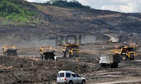   Aktivitas tambang Batu bara PT Bukit Asam (PTBA) Tbk di lokasi Unit Pertambangan Tanjung Enim, Sumatera Selatan (Sumsel).   (Republika/Maspril Aries(