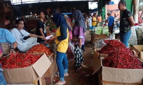 Aktivitas transaksi di Pasar Induk Kramat Jati, Jakarta Timur. Suku Dinas Pemadam Kebakaran (SudinDamkar)Jakarta Timur melakukan penyemprotan disinfektan terhadap 31 pasar tradisional di wilayah itu, Kamis (4/6).