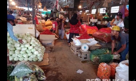 Aktivitas transaksi di Pasar Induk Kramat Jati, Jakarta Timur, pada Jumat (7/6) atau lebaran hari ketiga, mulai terlihat normal. Para pedagang mulai memenuhi kios-kios dagangannya. 