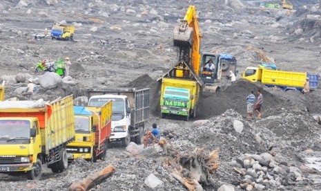 Aktivitas truk pengangkut pasir Gunung Merapi