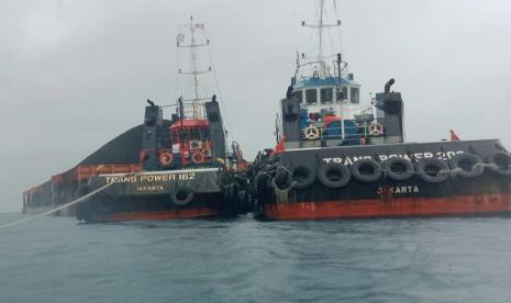 Aktivitas tug boat yang menarik tongkang di sekitar perairan pulau Kemujan, Kecamatan Karimunjawa, Kabupaten Jepara, Jawa Tengah, yang dipergoki warga dan aktivis Alam karimunjawa (Akar), baru-baru ini. Aktivtas tongkang di zona konservasi yang terlarang kembali dipersoalkan, karena tidak ada upaya pencegahan dari pihak yang berwaenang.