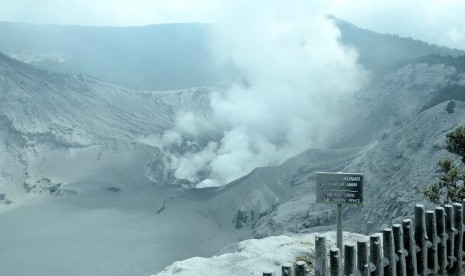 Aktivitas vulkanik kawah Tangkuban Parahu, Sabtu (27/7), setelah sebelumnya mengalami erupsi kecil, Jumat(26/7).