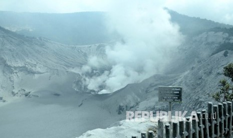 Aktivitas vulkanik kawah Tangkuban Parahu, Sabtu (27/7), setelah sebelumnya mengalami erupsi kecil, Jumat(26/7).