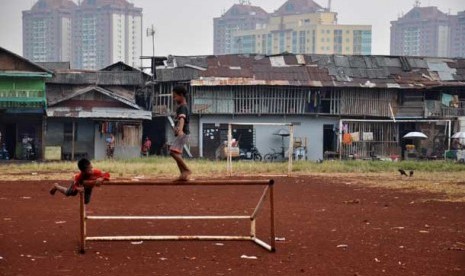 Aktivitas warga bantaran waduk Riario, Pedongkelan, Jakarta Timur.