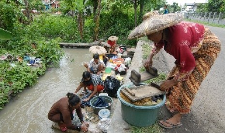 Aktivitas warga desa yang membutuhkan pembangunan infrastruktur.