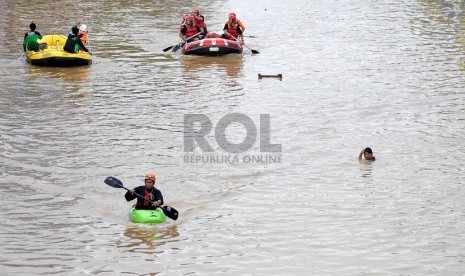 Aktivitas warga di Jalan KH Abdullah Syafei yang tergenang banjir akibat meluapnya Kali Ciliwung di Kampung Melayu, Jakarta, Sabtu (18/1). (Republika/Prayogi)