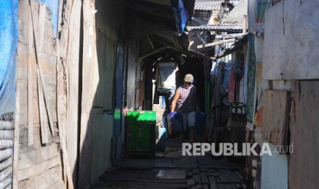 Aktivitas warga di pemukiman kumuh di kawasan Kampung Bandan, Jakarta Utara, Jumat (15/7).