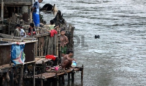 Aktivitas warga di pinggiran kali Ciliwung, Jakarta, Selasa (5/5).  (Republika/ Yasin Habibi)