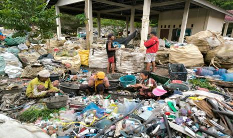 Aktivitas warga di Pusat Daur Ulang (PDU) sampah anorganik melalui program Rumah Inovasi Daur Ulang Sampah Residu Anorganik (Rindu Resik), di Kelurahan Sungai Medang, Kecamatan Cambai, Prabumulih, Sumatera Selatan. 