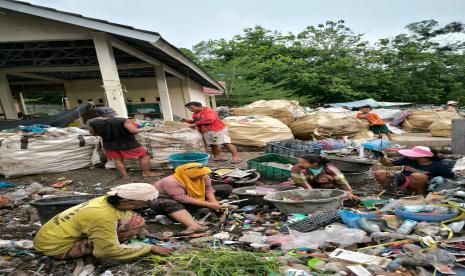 Aktivitas warga di Pusat Daur Ulang (PDU) sampah anorganik melalui program Rumah Inovasi Daur Ulang Sampah Residu Anorganik (Rindu Resik), di Kelurahan Sungai Medang, Kecamatan Cambai, Prabumulih, Sumatra Selatan