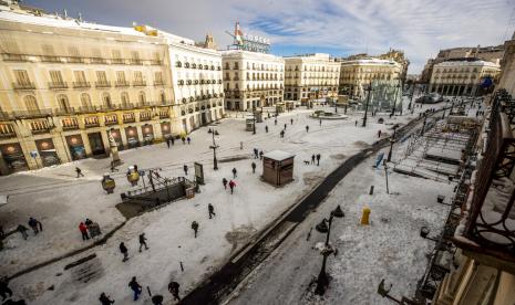 Aktivitas warga di Sol Square, Madrid, Spanyol, Ahad (10/1).