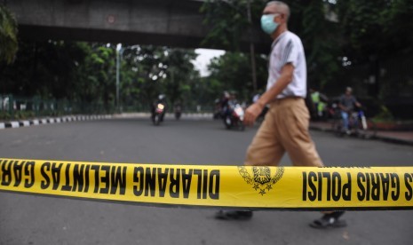 Aktivitas warga ditengah suasana lengang saat pengalihan arus lalulintas di Jalan Medan Merdeka Utara, Jakarta Pusat, Kamis (21/8). Pengalihan arus tersebut akibat massa pendukung tim Prabowo-hatta yang melakukan aksi unjuk rasa menjelang sidang putusan pe