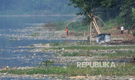 Aktivitas warga mencari ikan di Sungai Citarum, Batujajar, Kabupaten Bandung Barat, Senin (24/6).