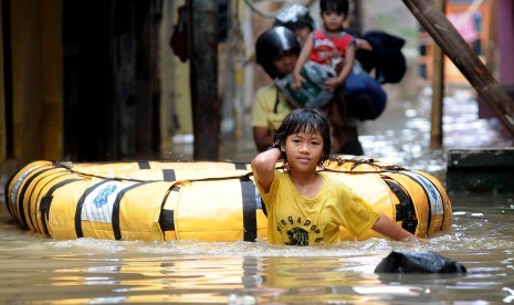 Aktivitas warga saat banjir masih merendam ratusan rumah mereka di kawasan Kampung Melayu, Kampung Pulo, Jakarta Timur, Rabu (4/4). (Republika/Prayogi)