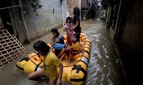 Aktivitas warga saat banjir masih merendam ratusan rumah mereka di kawasan Kampung Melayu, Kampung Pulo, Jakarta Timur, Rabu (4/4). (Republika/Prayogi)