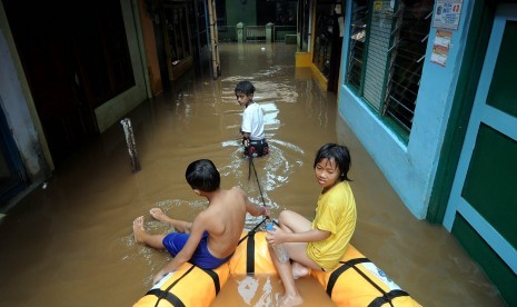 Aktivitas warga saat banjir masih merendam ratusan rumah mereka di kawasan Kampung Melayu, Kampung Pulo, Jakarta Timur, Rabu (4/4). (Republika/Prayogi)