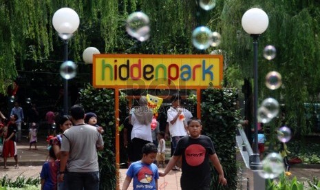   Aktivitas warga saat mengikuti acara Hidden Park di Taman Tebet, Jakarta Selatan, Ahad (17/11).   (Republika/Yasin Habibi)