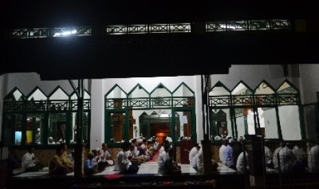 Aktivitas warga saat shalat Subuh.