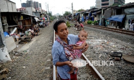 Aktivitas warga yang tinggal di gubuk liar di pinggiran rel Kereta Api di kawasan Petamburan, Jakarta, Senin (11/7).