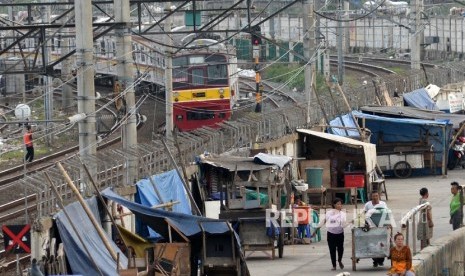 Aktivitas warga yang tinggal di gubuk liar di pinggiran rel Kereta Api di kawasan Petamburan, Jakarta, Senin (11/7).