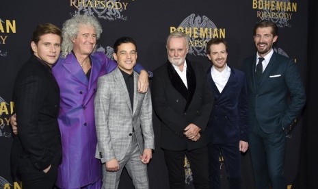 Aktor Allen Leech (kiri), musisi Brian May, aktor Rami Malek, musisi Roger Taylor, aktor Joe Mazzello, dan aktor Gwilym Lee saat premier film Bohemian Rhapsody di The Paris Theatre, New York, 30 Oktober 2018.