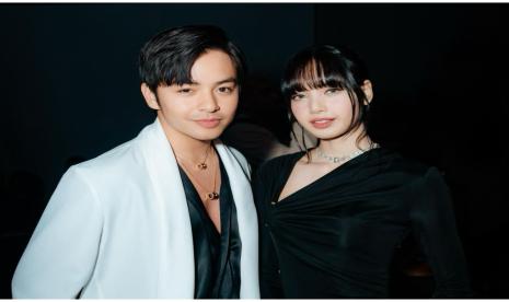 Aktor Angga Yunanda (kiri) berfoto bersama Lisa Blackpink (kanan) di acara Bulgari Global Event.