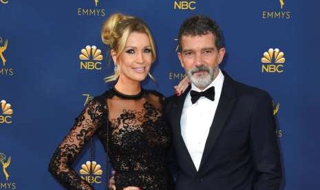 Aktor Antonio Banderas (kanan) bersama Nicole Kimpel di ajang Emmy di Los Angeles, Selasa (18/9).