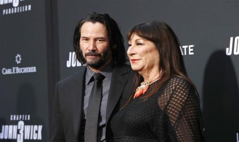 Aktor asal AS Anjelica Huston (kanan) dan aktor Kanada Keanu Reeves menghadiri premiere John Wick: Chapter 3 - Parabellum di TCL Chinese Theatre IMAX, Hollywood, Los Angeles, California, AS, 15 May 2019. Huston akan tampil di spin-off John Wick, Ballerina.