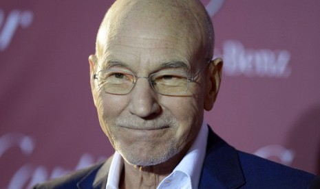 Aktor asal Inggris Patrick Stewart, menyaksikan kekerasan dalam rumah tangga yang diperbuat sang ayah kepada ibunya.