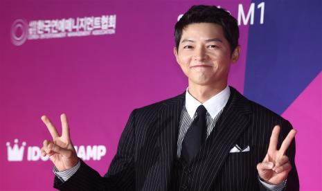 Aktor asal Korea Selatan, Song Joong-ki. Song Joong-ki mengatakan setelah membintangi film Hopeless tidak akan membintangi film secara gratis setelah Hopeless.