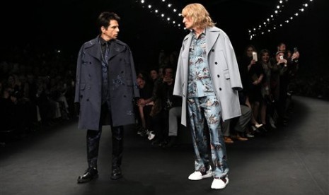 Aktor Ben Stiller dan Owen Wilson saat menjadi model untuk koleksi Valentino di Paris Fashion Week, Selasa (10/3).