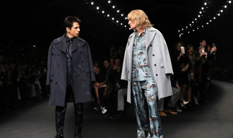 Aktor Ben Stiller, kiri, dan Owen Wilson mengenakan kreasi musim gugur/dingin 2015/2016 oleh Valentino dalam Paris Fashion Week, Paris, Perancis (10/3).