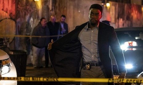 Pemeran Black Panther Chadwick Boseman memerankan tokoh utama di film laga 21 Bridges. 