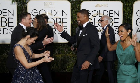 Aktor Channing Tatum dan Jenna Dewam-Tatum bertemu dengan sesama bintang Will Smith dan istrinya Jada Pinkett-Smith di ajang Golden Globe Award ke 73 di Beverly Hills, Senin (11/1).