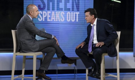 Aktor Charlie Sheen saat mengakui mengenai HIV positifnya lewat wawancara dengan Matt Lauer di saluran NBC, Selasa (17/11).