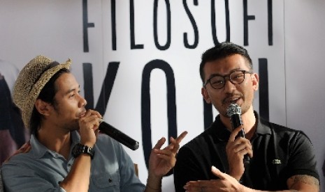 Aktor Chicco Jerikho (kiri) dan Rio Dewanto (kanan). Chicco mengatakan, syuting Filosofi Kopi 3 dijadwalkan berlanjut pada September 2020.