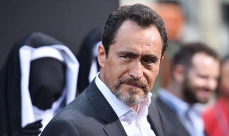 Aktor dalam film The Nun, Demian Bichir.