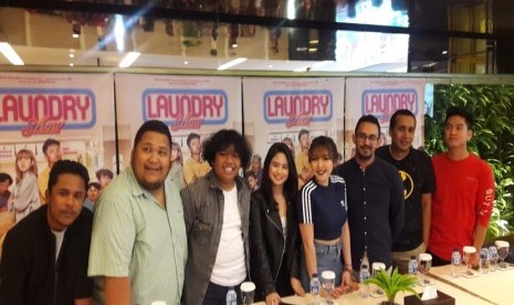 Aktor dan aktris pemeran film Laundry Show