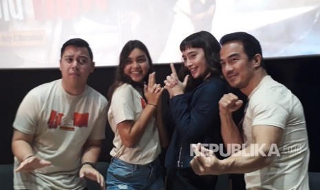 Aktor dan aktris yang berperan di film Hit and Run usai  acara konferensi pers di CGV FX Sudirman Jakarta, Kamis (17/1).