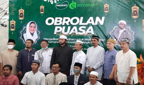 Aktor dan Founder Bikers Dakwah Indonesia, Alfie Alfandy (baju hitam) usai mengisi acara Oboran Puasa di Masjid Al Muhajirin, Jalan Delima III, Perumnas Klender, Jakarta Timur, Ahad (17/4). 