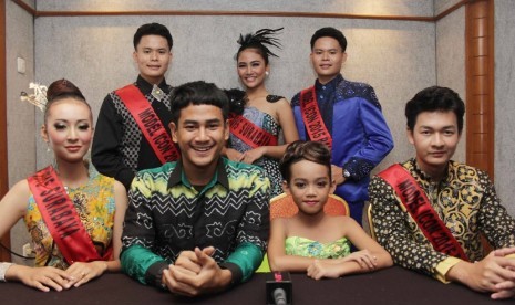 Aktor dan juga model Dwi Andhika (tengah-bawah) bersama finalis Model Icon 2015