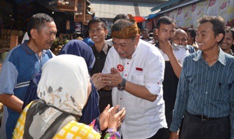 Aktor dan seniman yang juga Cawagub Jawa Barat, Deddy Mizwar bersilaturahmi dengan masyarakat di pasar induk Cikurubuk kota Tasikmalaya, Jabar, Rabu (12/12).