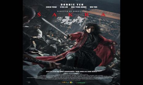 Aktor dan sutradara Donnie Yen (tengah) beraksi dalam film SAKRA. Film ini tayang mulai Rabu (18/1/2023).